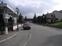 Una tranquilla e pulita strada di Sturno. Sembra di essere in Svizzera!