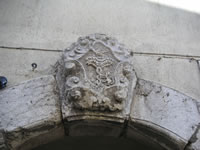 Uno stemma inciso sopra un portale in pietra