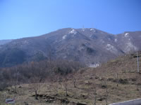 Bel panorama che si ammira da Summonte, con sullo sfondo le montagne