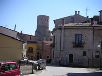 Ai piedi del borgo medioevale, con la Torre che svetta sulle costruzioni e sull'Arco di San Nicola