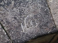 La data incisa su un portale in pietra del borgo medioevale: 1655