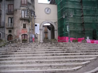 La scalinata che conduce alla Porta Maggiore