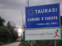 Il cartello stradale che ci accoglie al nostro arrivo a Taurasi