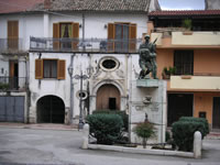 Il monumento ai Caduti, alle cui spalle si nota una palazzina con un bel portale in pietra