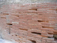 I mattoni formato 3 x 21 di epoca romana che si trovano alla base della Porta Maggiore