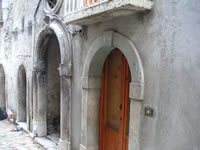 Il portale in pietra di un edificio gentilizio nel borgo medioevale di Taurasi