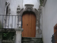 Il bel portale in pietra di un edificio gentilizio, di fronte al castello, una volta superata la Porta Maggiore