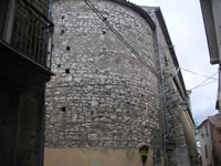 La parte posteriore della chiesa di S. Marciano, dove si notano i barbacani edificati nel XIX secolo per rafforzare la struttura