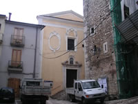 La chiesa di S. Marciano, "soffocata" dal castello e da altri edifici