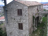 Tipico edificio in pietra di fronte al palazzo Maffei