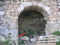 Un'immagine ravvicinata di una grotta del borgo medioevale di Teora