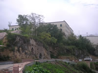 Le grotte che facevano parte delle abitazioni del borgo medioevale, sito ai piedi del Castello di Teora