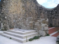 L'Abside e l'altare della vecchia Chiesa di San Nicola di Mira