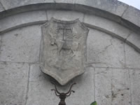 Lo stemma comunale che appare sulla sommità della Fontana del Piano. Si vede un toro con tre stelle (forse) e la lettera "T" che sovrasta il tutto
