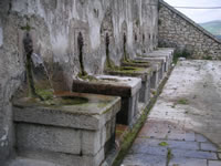 Le nove bocche da cui fuoriesce l'acqua raccolta da altrettante vasche. Siamo al livello superiore della fontana monumentale di Torella dei Lombardi