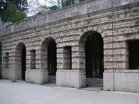 I tre archi e le quattro finestre che delimitano il livello inferiore della splendida fontana monumentale di Torella dei Lombardi