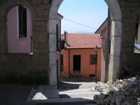 L'arco che precede le scalinate che conducono alle Catacombe sotto al Municipio 