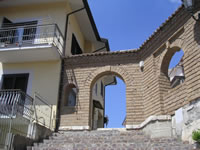 Il moderno arco che precede le scalinate che conducono alle catacombe sotto al Municipio di Torrioni
