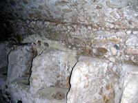 Le poltrone ricavate scolpendo la pietra all'interno delle catacombe