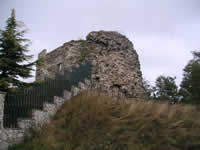 La residua torre cilindrica del castello di Trevico