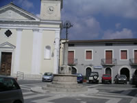 La fontana del XVII secolo che fronteggia la chiesa di S. Maria Assunta