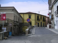 La strada d'ingresso al centro storico di Tufo