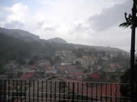 Vallata vista dall'alto dalla chiesa di S. Bartolomeo apostolo durante un giorno piovoso