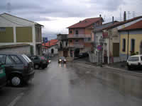 Una strada di Vallata in un giorno di pioggia