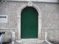 Un portale in pietra a Vallata