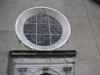 Bel rosone sopra il portale in pietra del palazzo Cataldo