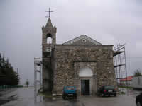 La chiesa di S. Vito, alle cui spalle vennero fucilati in passato diversi briganti