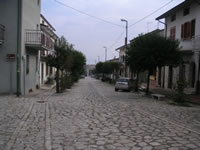 Una strada con il lastricato in pietra