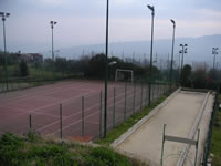 Un campo da tennis