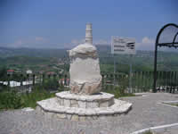Un monumento all'ingresso di Villamaina