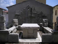 Un angolo di Villamaina alle spalle dell'Arco civico, che ricorda i lavori in pietra (datato 23/11/2000)