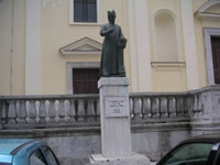 Il monumento dedicato ad Alessandro Di Meo, che si trova davanti alla Chiesa Parrocchiale di San Nicola di Bari