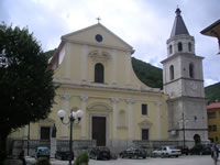 La chiesa di S. Nicola di Bari, affiancata da una maestosa torre campanaria, che sembra essere pendente