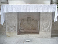 Il bellissimo altare in pietra lavorata nella chiesa Madre di Zungoli