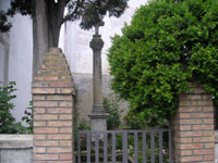 La croce in pietra a lato della chiesa Madre di Zungoli. Tale croce ricorda il luogo ove era ubicato il cimitero, fino al 1799 data dell'editto di St Claude, che ne dispose il trasferimento fuori le mura.