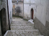 Una scalinata in pietra nel centro storico di Zungoli