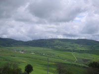 Pale per la produzione di energia eolica sulla sommità di una collina nei pressi di ZUngoli