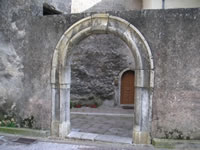 Un portale in pietra