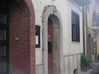 Un portale in pietra