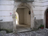 Un portale in pietra
