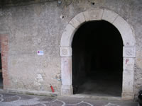 Il palazzo Ricciardelli, oggi detto Parisi, che secondo la tradizione popolare, avrebbe accolto la regine Giovanna di Napoli, che vi si sarebbe soffermata per ben 25 giorni, affascinata dalla bellezza del luogo