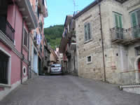 Contrasto tra vecchio e nuovo a Castel Baronia
