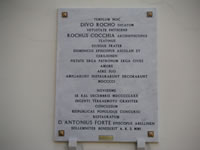 Lapide che ricorda diversi lavori di restauro a cui venne sottoposta la chiesa di S. Rocco. Un pirmo intervento, nel 1901, a causa della fatiscenza della struttura ed un secondo a causa del terremoto del 1980