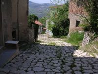 Strada lastricata in pietra