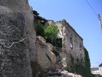 Parte delle mura franate del castello di Chianche