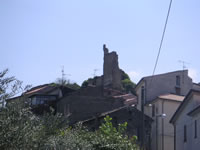 Il borgo antico arroccato attorno alla torre medioevale